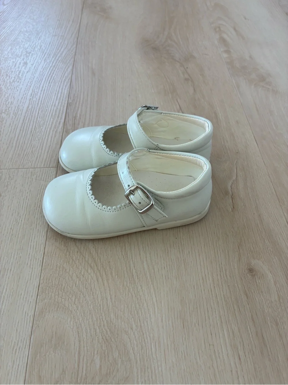 Cream Girls Mary Jane Dress Shoes with Buckle